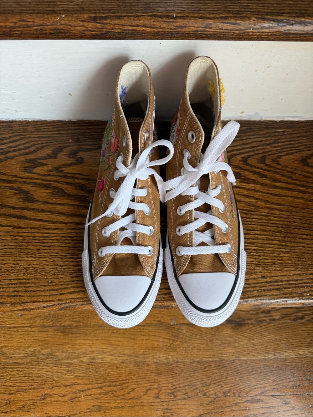 Tan Converse High Tops w Floral Embroidery - 7.5 - Picture 3 of 8